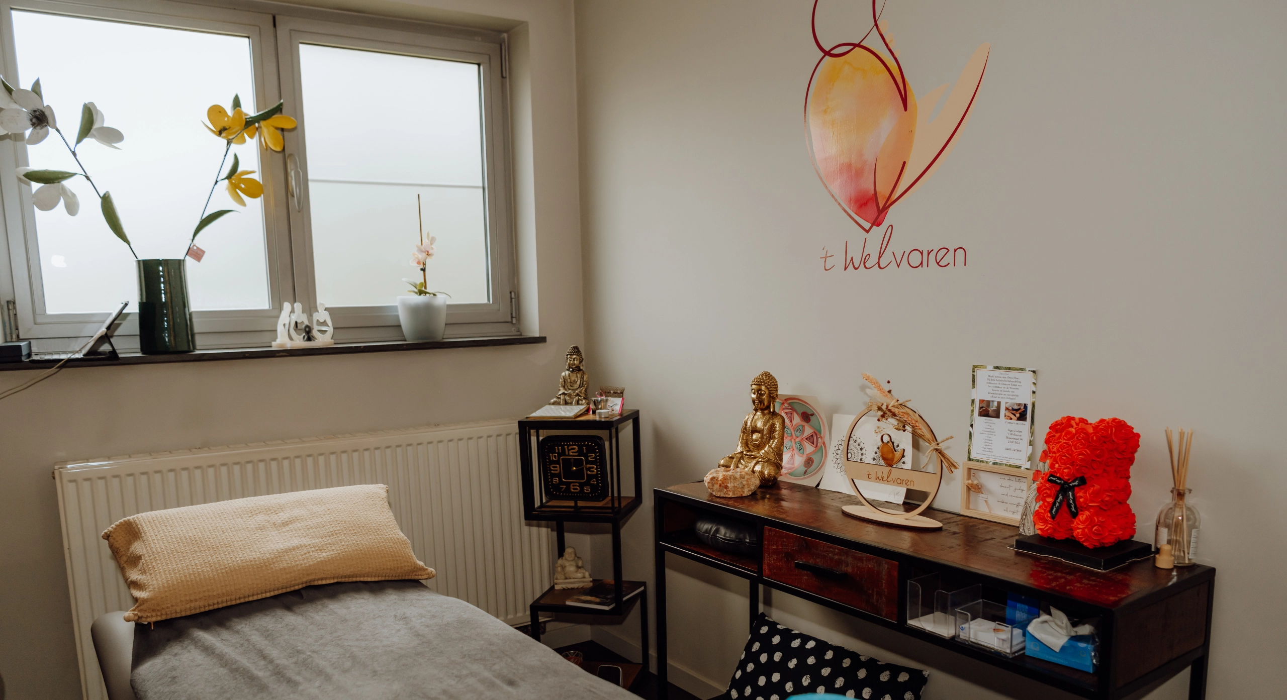 Gezellige kamer met behandeltafel en decoratie