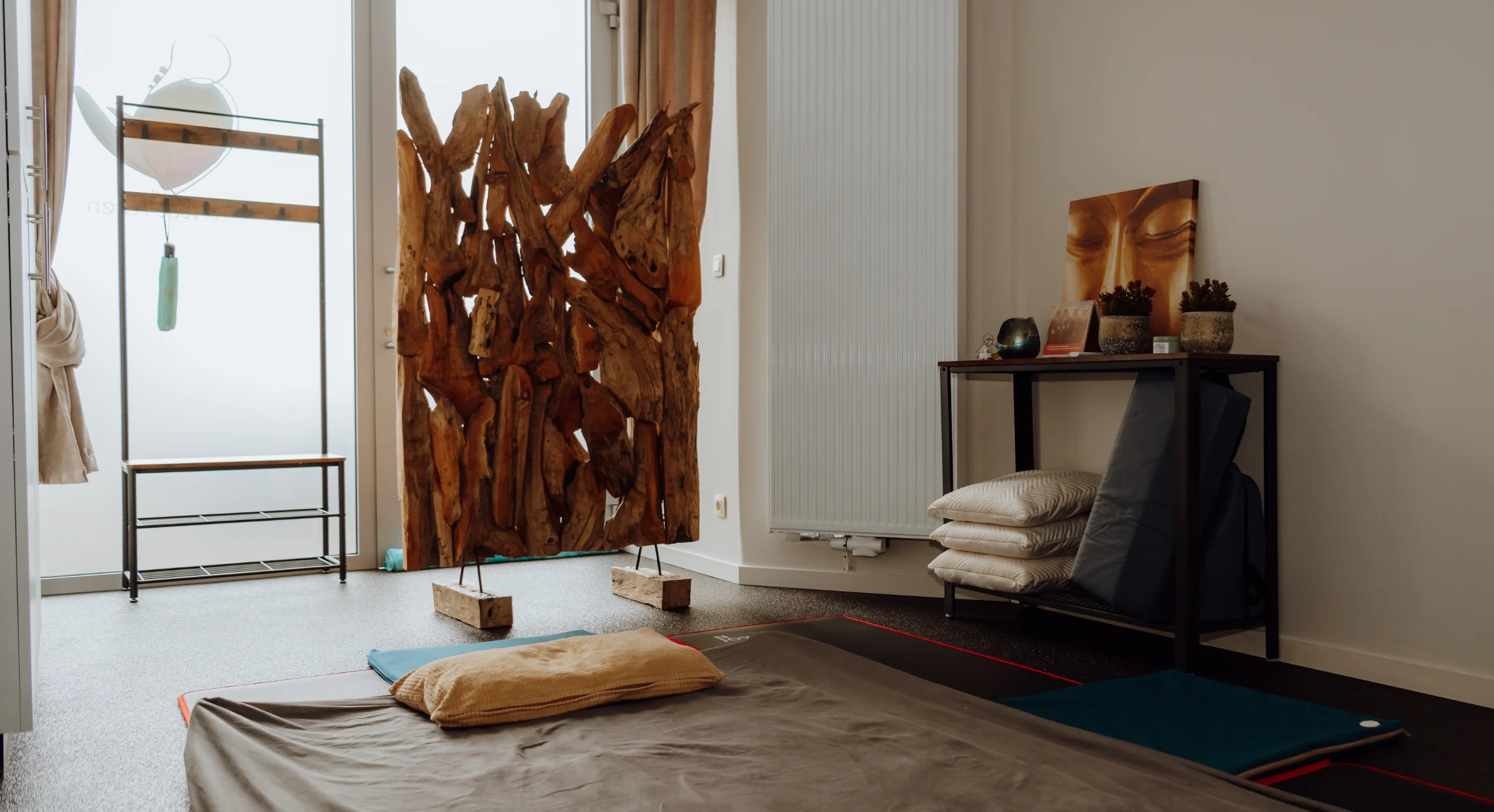 Praktijkruimte met mat en natuurlijke materialen
