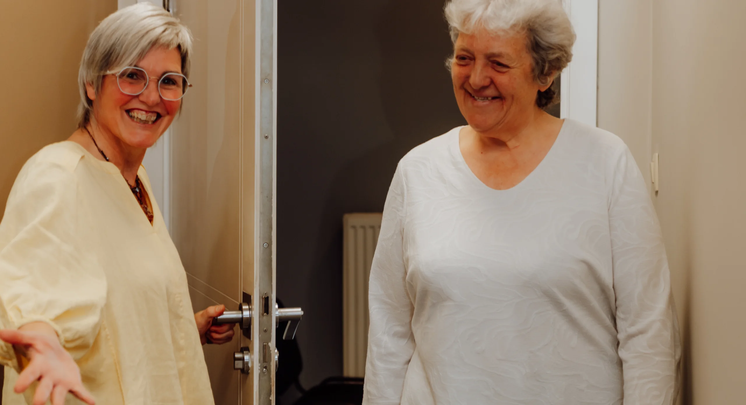 Inge verwelkomt een cliënt aan de deur